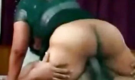 شلخته بلوند بریتانیایی یک پسر چشم بسته در داستان سکس ضربدری زوری چکمه را لگد می زند