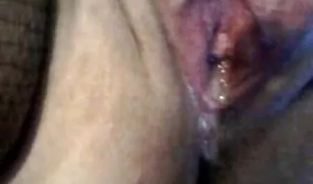 مادر MILF با سینه های بزرگ سکس ضربدری باجناقها لعنتی