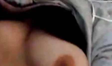 Busty Brunette با مرد با ضربدری خفن دوربین بازی می کند