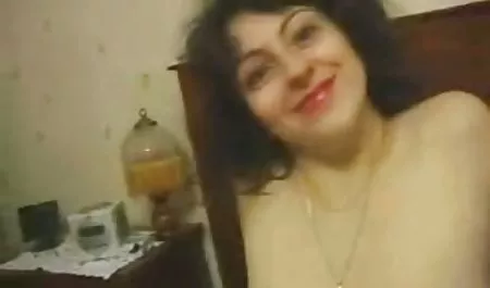 مادر بالغ بالغ بر روی نیمکت خودارضایی می کند سکس ضربدری با زنم