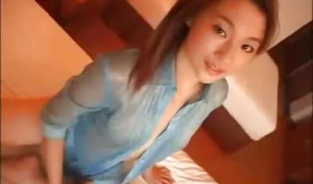 دختری سکسی برای نسخه پشتی ، خودش داستانهای سکس گروهی خانوادگی را جلوی دوربین لمس می کند